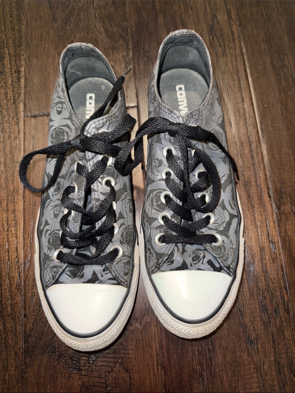 Converse Women’s Gray Rose Floral Low-Top Sneakers with Black Laces Size 8